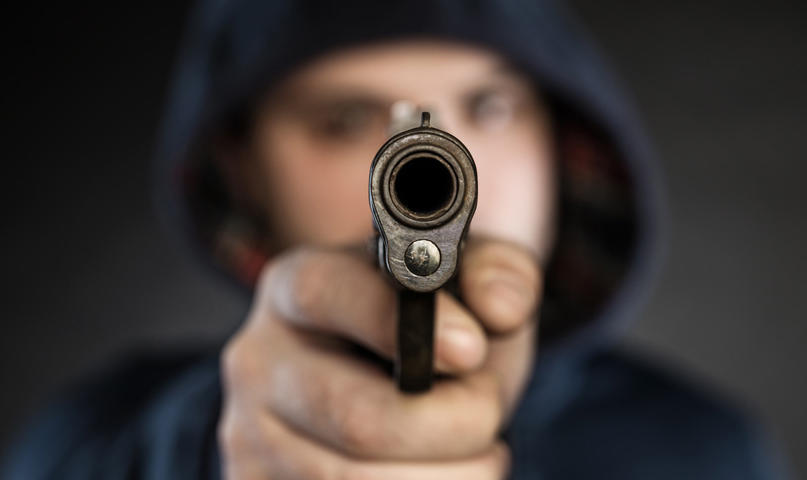 الحكم بحبس موظف هدد شخصًا باحد الفنادق في عمان 