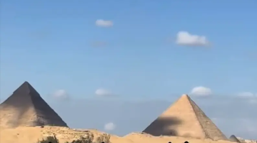 ظهور لون أسود يغطي أهرامات مصر ..  هل هي لعنة الفراعنة؟