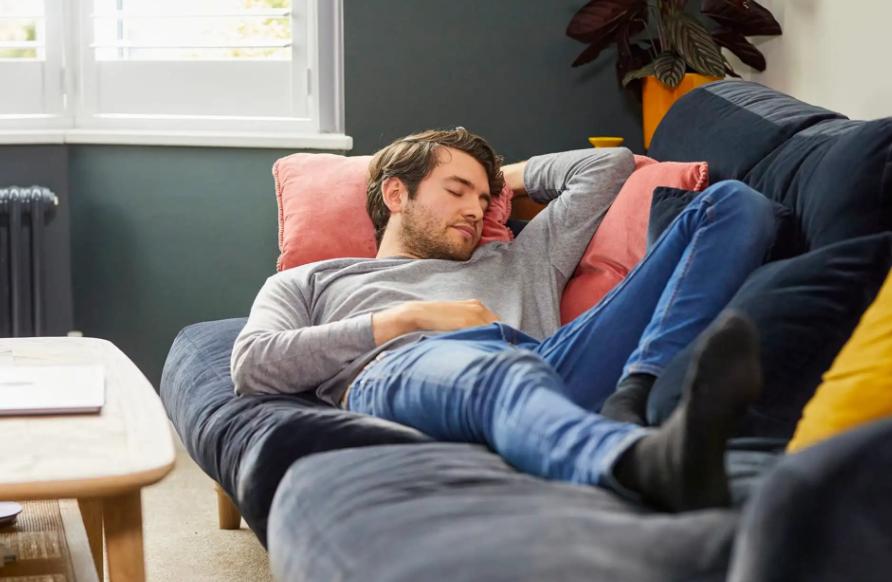 بين تحسين صحة القلب وتخفيف التوتر 10 فوائد صحية للقيلولة