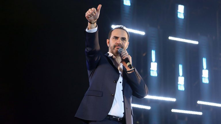 وائل جسار وزوجته يخطفان الأنظار برقص الدبكة في تظاهرات لبنان (فيديو)‎