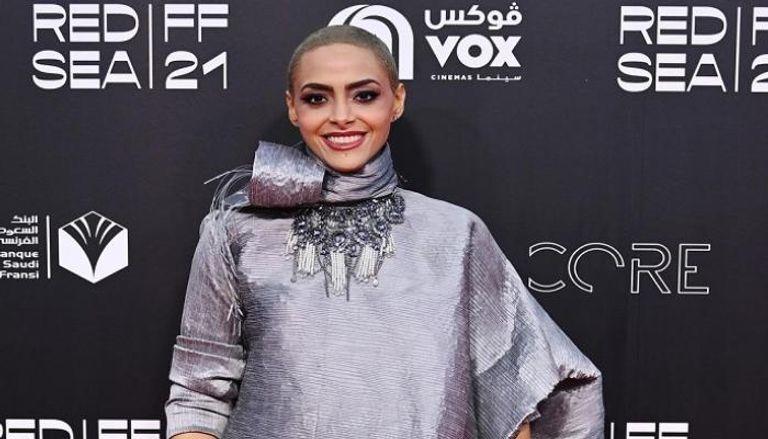 فنانة سعودية متهمة بتقليد شيرين عبدالوهاب ..  حلقت شعرها