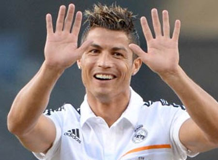 كريستيانو رونالدو يتناول الغذاء مع أسرته رافعا علامة النصر ..  شاهد