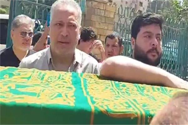 انهيار الإعلامي تامر أمين أثناء تشييع جثمان والدته
