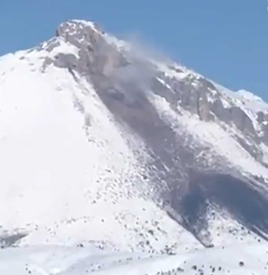 دخان ينبعث من جبل في تركيا بعد الزلزال (فيديو)