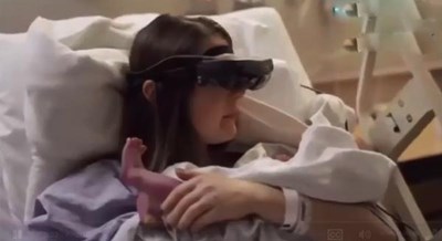 بالفيديو ..  شاهد امرأة كفيفة ترى طفلها للمرة الأولى عبر نظارات خاصة