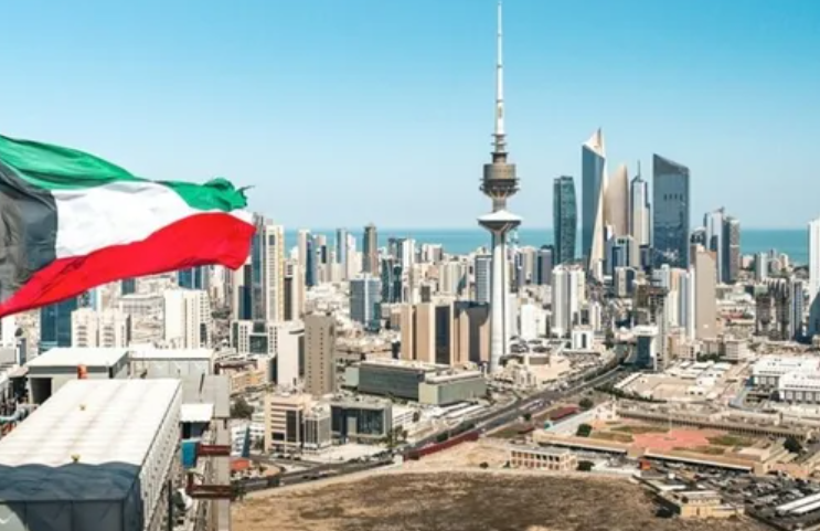 الكويت: السيطرة على حريق في مجمع سكني بعد استهدافه بمسيرة إيرانية