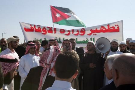 الأئمة والعاملون في المساجد  يطالبون الحكومة علاوة بقيمة ١٠٠%