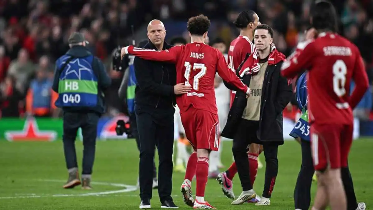 ما زلنا على قيد الحياة ..  أرني سلوت يعد جماهير ليفربول بريمونتادا ضد سان جيرمان 