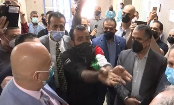 بالدموع  ..  مواطن يعترض جولة وزير الصحة داخل "مستشفى حمزة" ويؤكد: "إهمال 100% و أبوي بموت"  ..  فيديو
