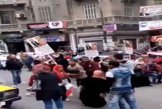 فيديو صاعق  .. وفاة سيدة أثناء "رقصها"  أمام إحدى لجان انتخابات الرئاسة المصرية في الاسكندرية 