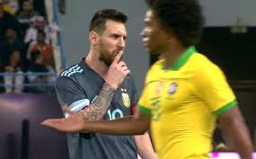 بالفيديو ..  ميسي يطلب من المدير الفني للبرازيل بأن يصمت