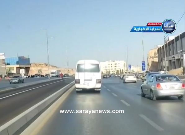 بالفيديو  ..  تهور سائق باص ركاب عمومي في عمّان واستهتار واضح بأرواح المواطنين