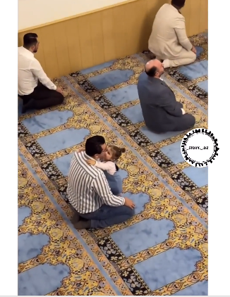 مشهد ملفت لطفلة أثناء تواجدها مع والدها في المسجد 