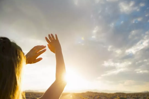 فوائد وأضرار التعرض للشمس بشكل منتظم