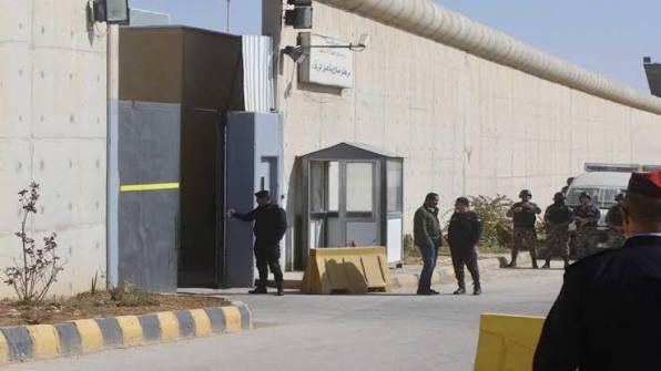 ضبط أشخاص حاولوا إدخال مواد مخدرة إلى نزلاء في بعض مراكز الإصلاح والتأهيل في الأردن.