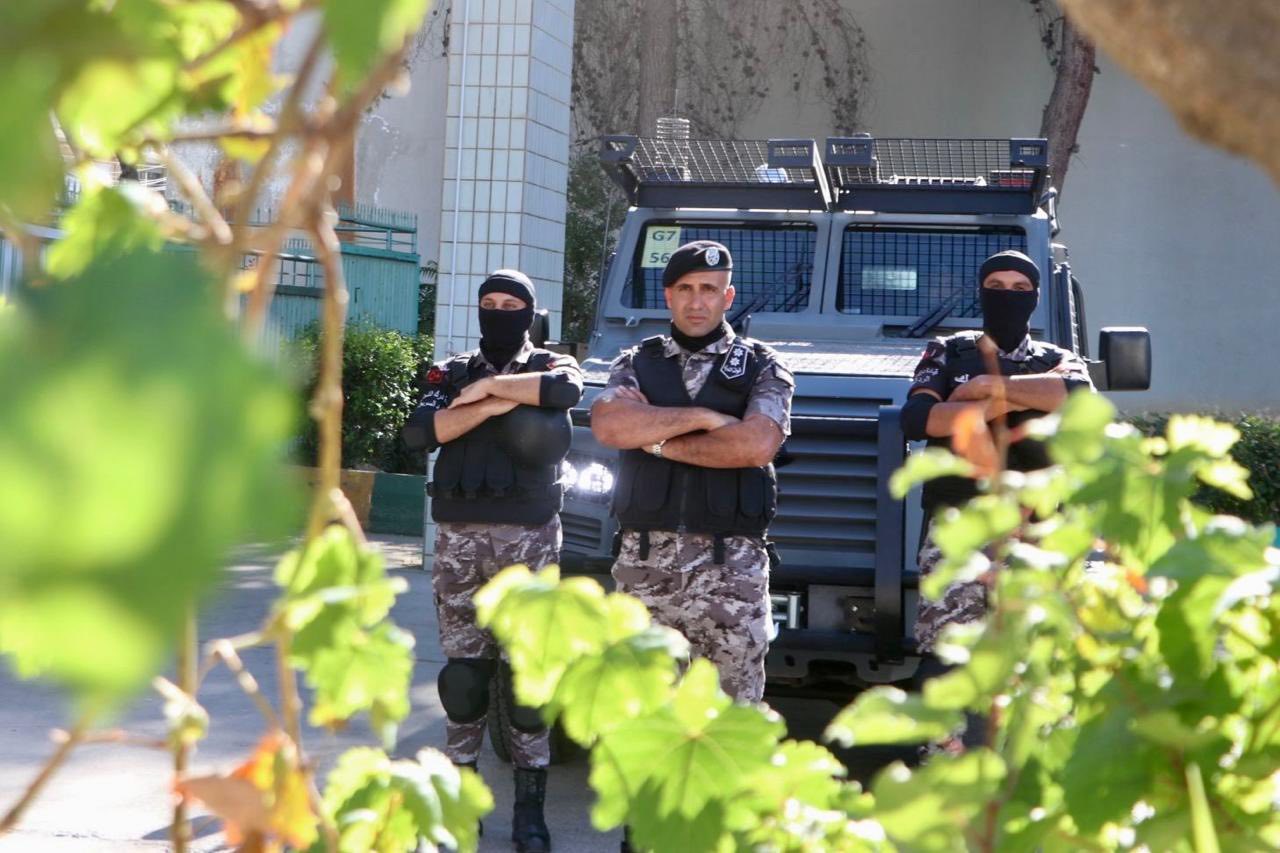 تعزيزات أمنية أمام مستشفى خاص في إربد بعد وفاة سيدة أثناء الولادة والطفل بالعناية الحثيثة