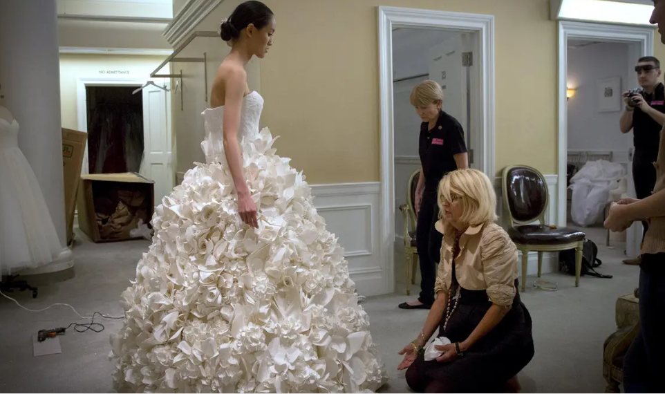 فتاة تقوم بصنع فستان زفافها باستخدام المناديل الورقية