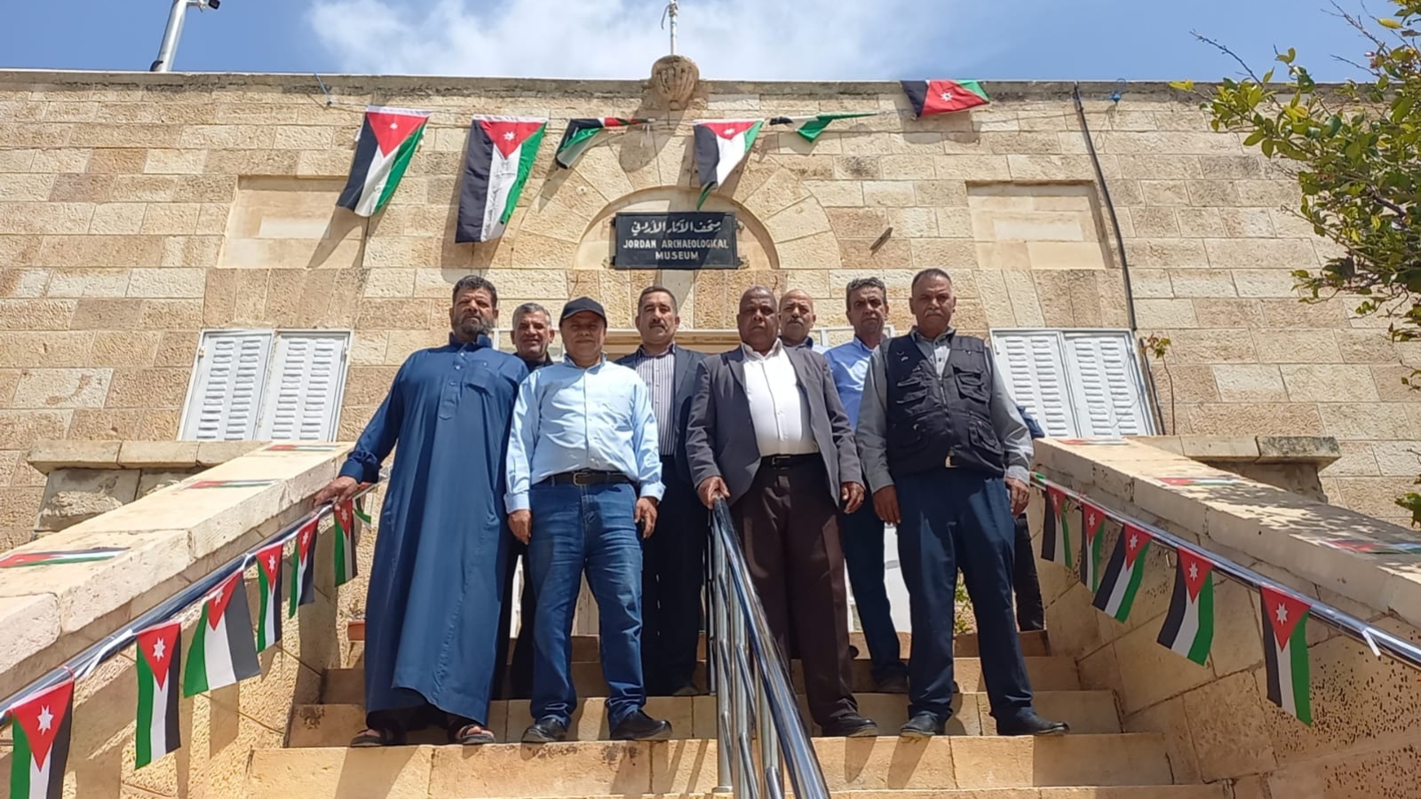 وفد متقاعدي جنوب شرق عمان العسكريين يزور جبل القلعة احتفاءً بيوم العلم