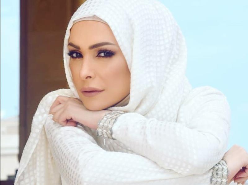 أمل حجازي تؤدي فريضة الحج ..  وهذه رسالتها للجمهور من أعلى جبل عرفات
