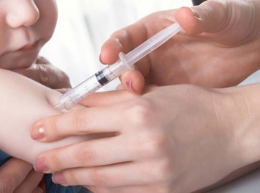حملة لتطعيم 14 ألف طفل وشاب بالبترا ضد شلل الأطفال والحصبة 