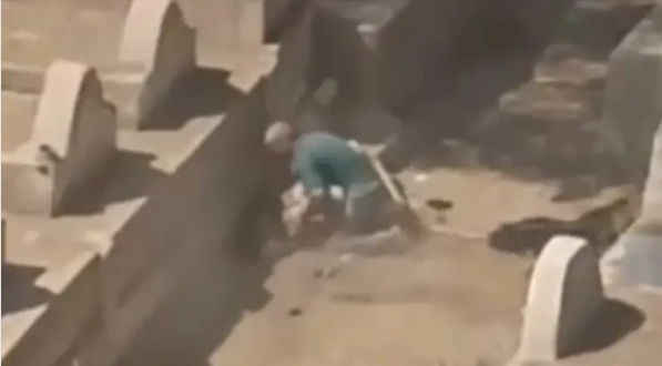 فيديو لنبش قبور يفجر زوبعة في مصر ..  والداخلية توضح