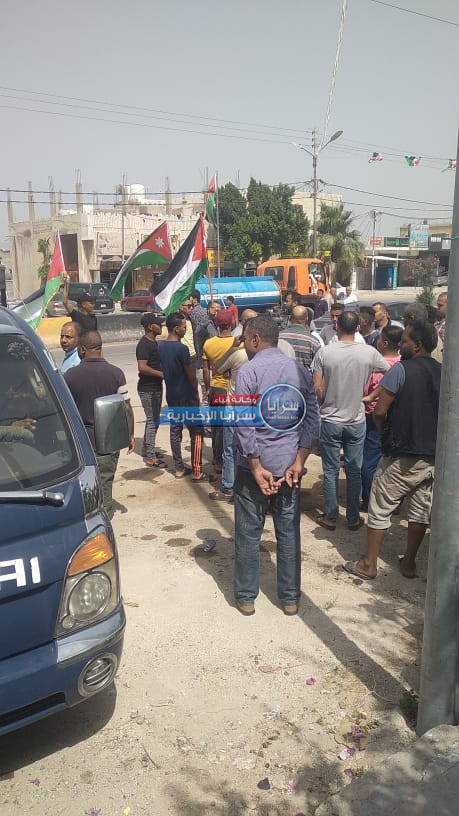 بالصور  ..  ازالة اعتداء على الشارع العام ببلدية طبقة فحل وأصحاب محال تجارية يحتجون