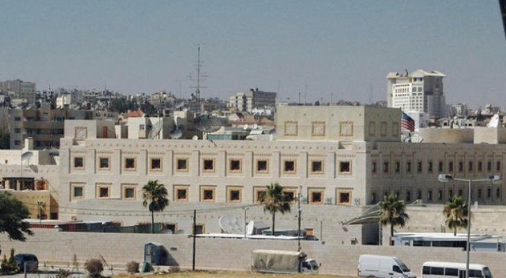 السفارة الأميركية توقف الخدمات الروتينية لمواطنيها وتمنع موظفيها من التسوق بالأردن