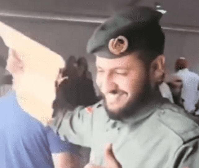فيديو لرجل أمن إماراتي يخطف القلوب