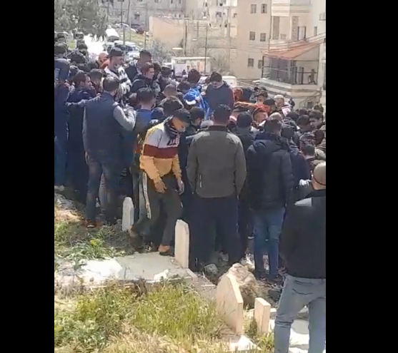 بالفيديو ..  مئات الأردنيين يشيعون جثمان الكابتن الراحل راتب العوضات إلى مثواه الأخير في الزرقاء