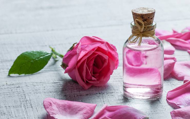 فوائد ماء الورد للبشرة والجمال