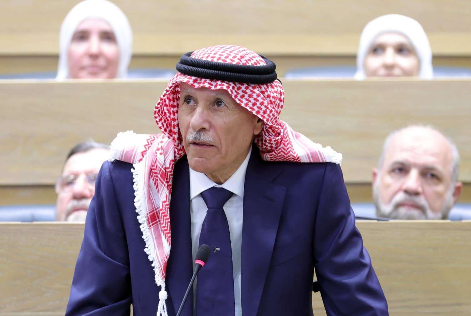 العرموطي يوجه عتبًا لرئيس مجلس النواب: "سأصطحب معي ميكروفون حفيدي حتى إن انقطع الصوت استخدمه"