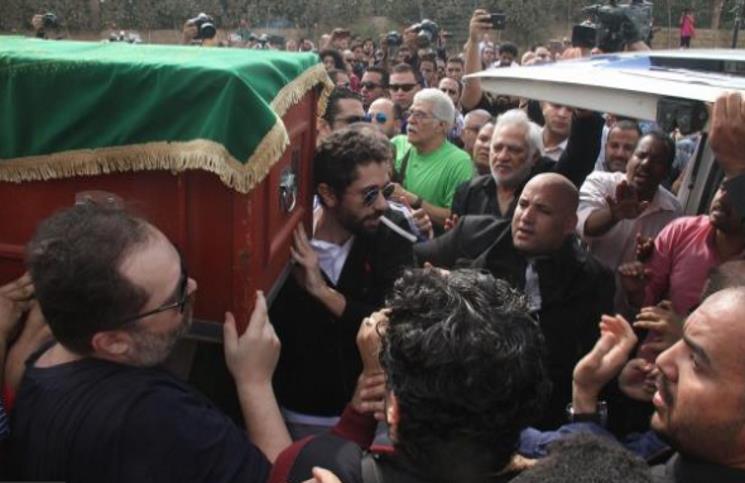 مشيعو محمود عبد العزيز يتسابقون لالتقاط سيلفي مع نجليه