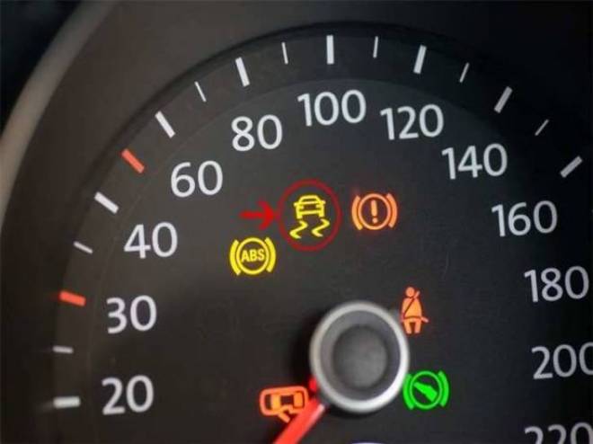 ماذا تعني إضاءة علامة ESP في لوحة القيادة؟