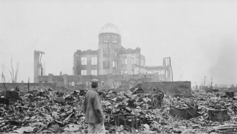 "يا إلهي ماذا فعلنا" ..  رسائل من طيار ألقى قنبلة هيروشيما للبيع