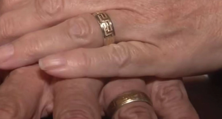 إعصار «ميلتون» يعيد لزوجين خاتم زفافهما المفقود منذ 10 سنوات