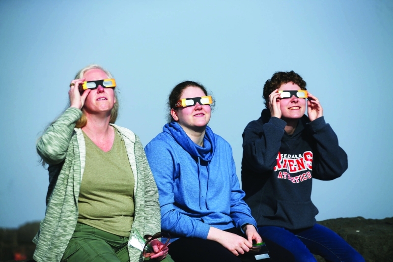 بالفيديو  ..  ملايين الأميركيين يتابعون كسوف الشمس 