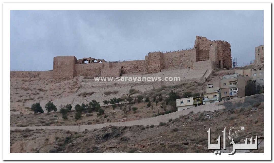 بالفيديو والصور  ..  مواطنون عالقون في قلعة الكرك يناشدون انقاذهم بعد ان حاصرهم مسلحون