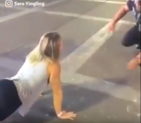 بالفيديو: مسابقة طريفة بين شرطي وفتاة حتى لا يسجل لها مخالفة سير