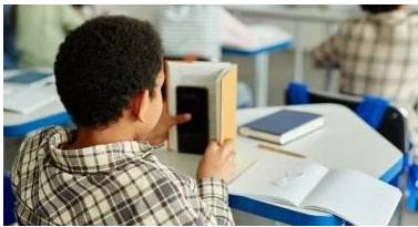 أب يستدعي الشرطة اعتراضا على قرار منع الهواتف في المدرسة