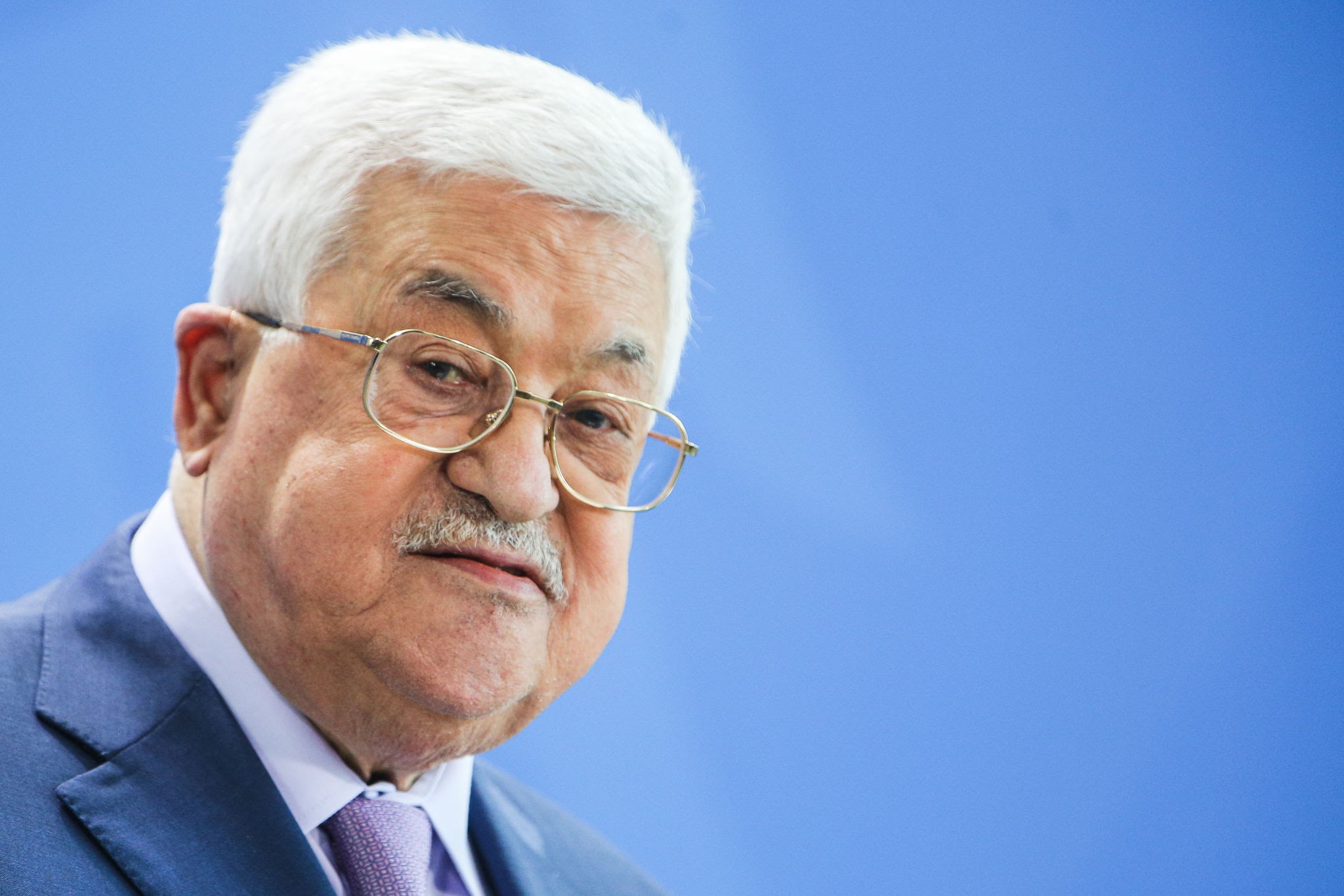 رغم "تنسيقه المقدس" ..  الاحتلال يرد الجميل لعباس بمنعه من دخول القدس وقانون لتعويض المتضررين من "إرهابه" 