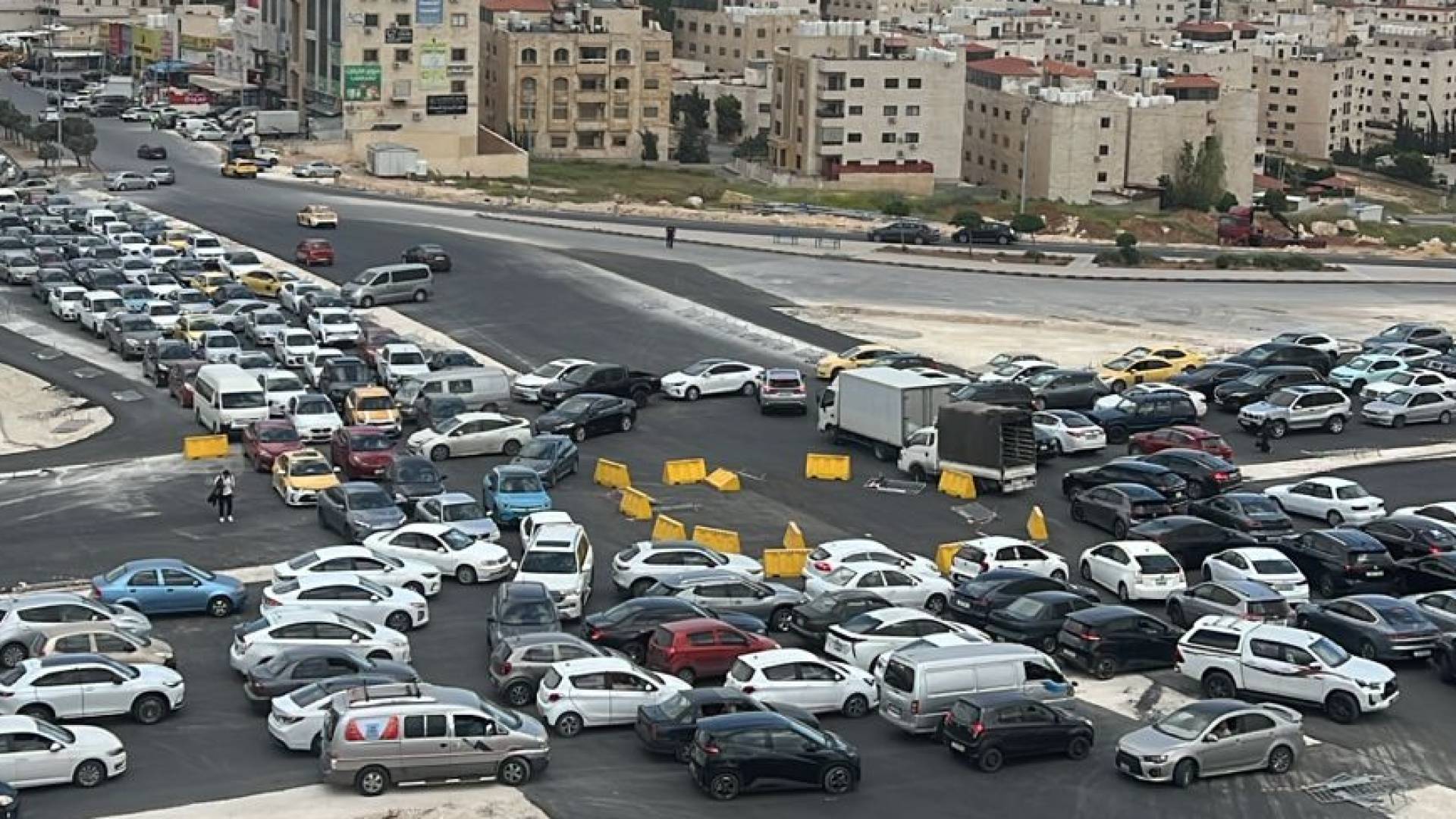 أزمة مرورية خانقة بسبب أعمال تركيب إشارة ضوئية بديلة لدوار التطبيقية سابقاً