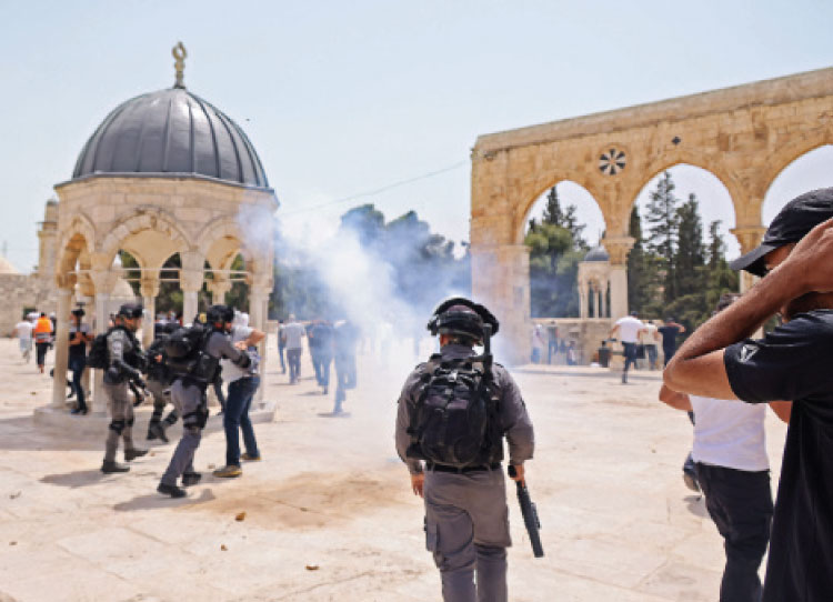 قيود على دخول المصلين للقدس لأداء صلاة الجمعة