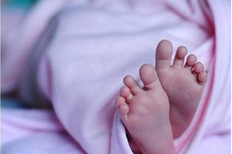 أرضعتها "ماء نار" بسرنجة  ..  التفاصيل الكاملة لإعدام مصرية قتلت طفلتها بعد يومين من ولادتها