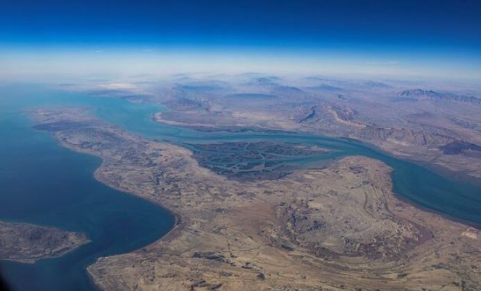 مقتل شخص وإصابة 3 بهجوم على سفينة تجارية قبالة جزيرة قشم