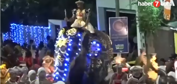 بالفيديو :فيل هائج يصيب 17 شخصا بجروح خلال مهرجان بمدينة كوتي في سيرلانكا 