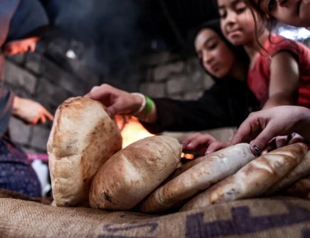 بالفيديو ..  خبز أهل الكرك يصل إلى قطاع غزة 