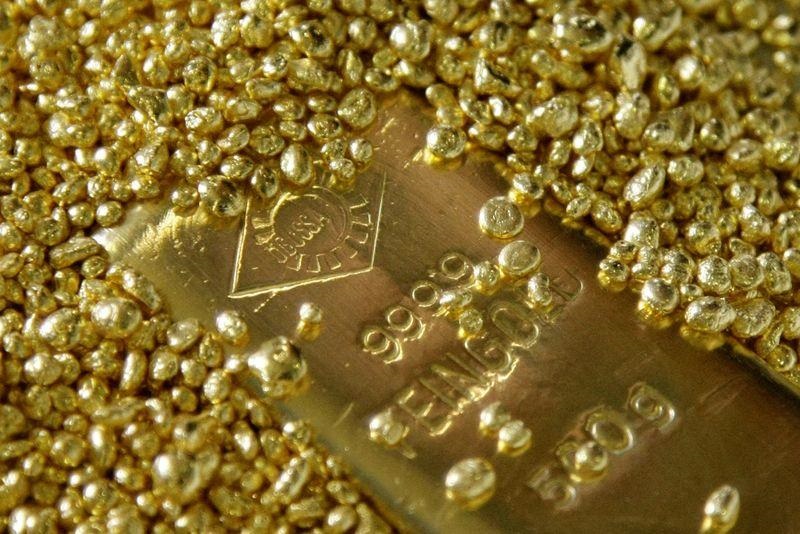 الذهب يحوم فوق 1800 دولار بفعل مخاوف الفيروس وهبوط الدولار