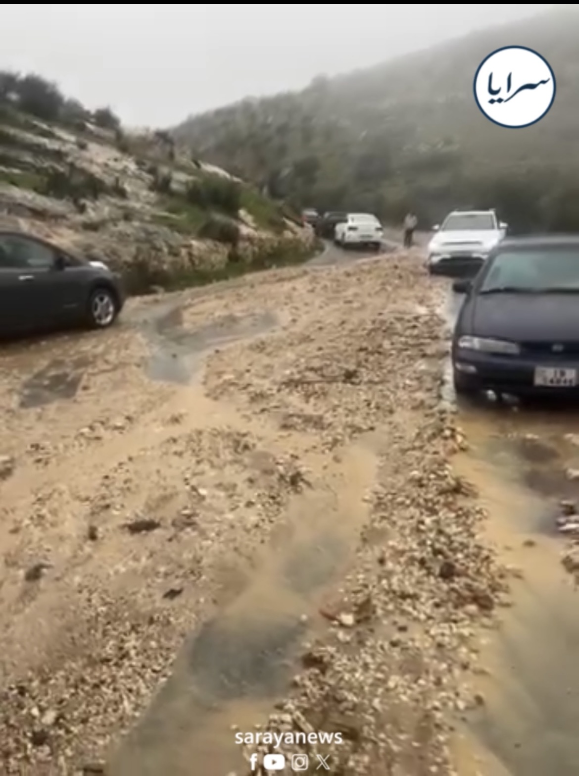 بالفيديو : الأمطار الغزيرة تُغلق طريق الترخيص في مرج الحمام وتُعيق حركة السير