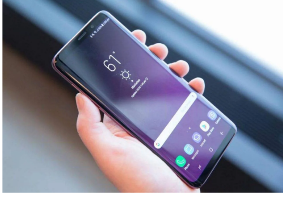 لهذه الأسباب ..  احذر إدخال الجوال معك إلى الحمام