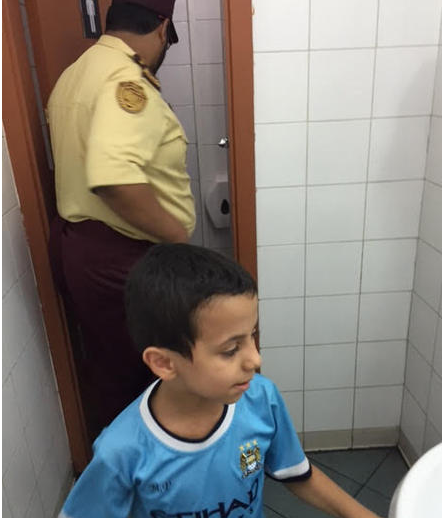 احتجاز طفل بدورة مياه مطعم وجبات سريعة في مكة (صورة)